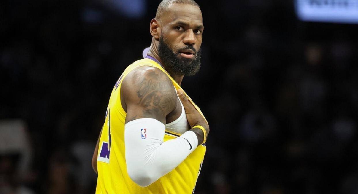 RayBet-詹姆斯回归赛场,大胜首场状态亮眼,独行侠观众沸腾!的简单介绍