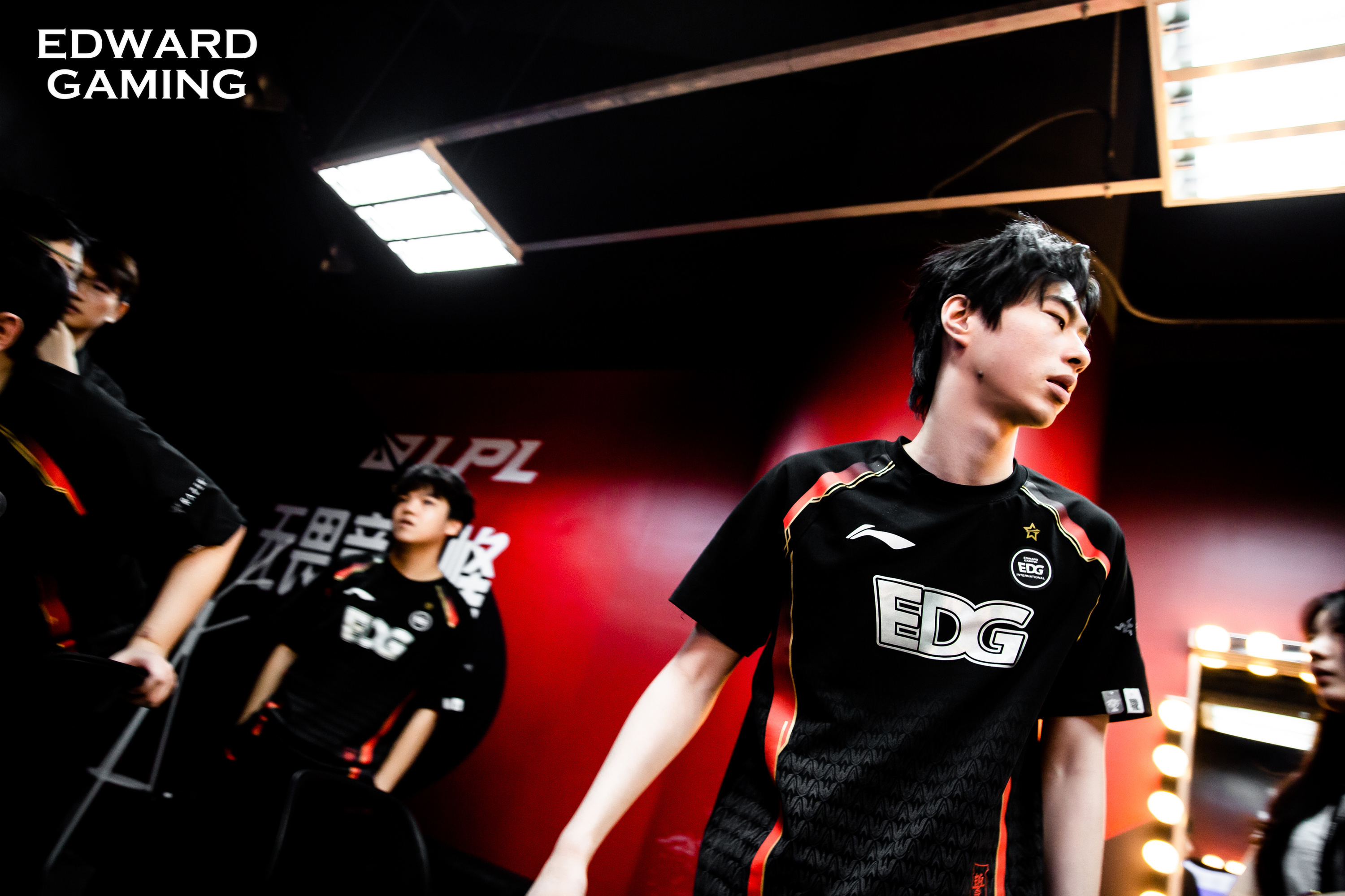 雷竞技-包含Uzi回归赛场，爆冷首场状态亮眼，IG观众沸腾！的词条